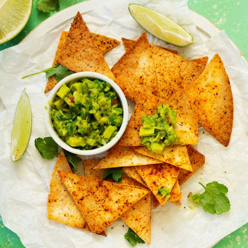Guacamole com chips assados